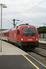 Die 1216 240 bei der Ausfahrt aus dem Wiener Sdbahnhof am 05.09.09 mit dem EC 72 nach Praha hl. n.