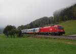 Der Morgennnebel hat sich gerade etwas verzogen  als die 1216 016 mit einer umgeleiteten Rola  am 26.09.2009 in der Ortschaft Schn   durchgerollt ist.