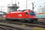 1216 008-3 bewegt sich in langsamer Fahrt in Richtung Italienischem Wagenzug, der von einer 101er nach Mnchen Hbf gebracht wurde.