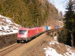 Am 14.Mrz 2012 befrderte eine 1216 der BB mit einer Schwesterlok einen Containerzug ber die Tauernbahn Richtung Villach. Hier in der Nhe von Bad Gastein.