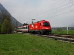 Die 1216 015 mit einem Brenner EC am 21.04.2013 unterwegs bei Niederaudorf.