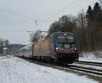 1216 019(Mit Werbung zu Ehren für die zwei im Jahre 1813 geborenen Komponisten Wagner und Verdi)kommt mit dem EC 82 von Innsbruck nach München durch den Bahnhof Assling am 6.2.2015.