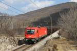 1216 143 mit Güterzug am 15.03.2015 bei  Presnica.