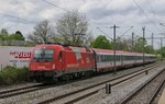 1216 012 mit einem EC beim passieren der Station München-Trudering. Aufgenommen am 04.05.2015.