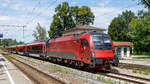 ÖBB-Taurus 91 81 1216 017 befördert am 15.07.2024 eine neue Railjet-Garnitur durch den Bahnhof Aßling in Richtung Rosenheim.