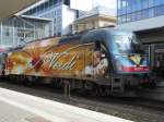  Ein edles Fahrzeug, das es sogar mit dem guten alten Mozart aufnehmen kann: Die Werbelokomotive  Verdi - Wagner  der BB wartete am Nachmittag des 21.9.2013 auf dem Mnchener Hauptbahnhof auf die Abfahrt nach Verona. Der kurze Abstecher von der Theresienwiese hat sich mehr als gelohnt.