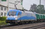 1216 920 von Adria Transport kmpft sich bei strmenden Regen mit einem gemischten Gterzug bei Strakirchen Richtung sterreich, 16.08.2012