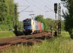 1216 950 zieht einen Containerzug in Richtung Süden. Aufgenommen zwischen Eschwege West und Wehretal-Reichensachsen am 22.05.2014.