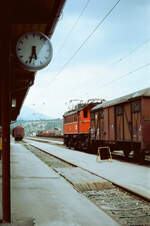 Es ist Zeit zum Rangieren: Eine österreichische Lokomotive der ÖBB-Baureihe 1245 vor einem mir nicht bekannten Bahnhof vor langer Zeit ( August 1983)