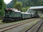 1245.04 steht mit einem historischen Zug im Bhf von Zell am See und wartet auf die Abfahrt in Richtung Wrgl.