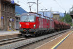 Vectron 1293 044 und ein weiterer Vectron, beide fabrikneu, durchfahren den Bahnhof Steinach in Tirol Richtung Brenner und weiter nach Italien.