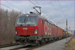 OBB 1293 032 zieht Containerzug durch Maribor-Tabor Richtung Koper Hafen.