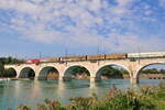 Ein Vectron der ÖBB mit einem Güterzug unterwegs am 15.Sept.20 auf der Strecke Mailand - Venedig, auf der Brücke die den Fluss Mincio in Peschiera del Garda überquert.