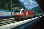 BB 1822 002 mit Schiebeplanwagenzug in Richtung Bolzano/Bozen (Bahnhof Brennero/Brenner, 04.08.1999); digitalisiertes Dia.