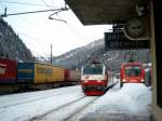 1822 001-2 am Nachmittag des 5.1.2006 bei der Einfahrt in den Bahnhof Brenner