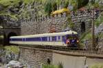 Bereits im Gefälle der Nordrampe kurz hinter Hochgrieß rollt im August 1987 der Ex137 in Form des 4010 014 den Olfapass hinunter in Richtung Leienfels.