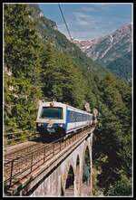 Nur durch eine Wanderung zu erreichen ist der Fotostandpunkt am Kaiserstandviadukt. 6020 105 fährt am 16.05.2002 als R5444 über diesen Viadukt.