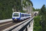 6020 298 berquert am 08.07.2010 als R2963 von Payerbach-Reichenau nach Mrzzuschlag das Krauselklause Viadukt bei Breitenstein.