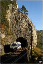 4020 230 fhrt mit R 2966 von Mrzzuschlag nach Payerbach-Reichenau. Weinzettelwand Tunnel Breitenstein 22.10.2010