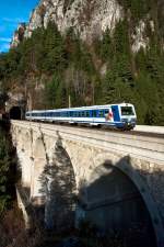 R 2950 ist von Mrzzuschlag nach Payerbach-Reichenau unterwegs und berquert soeben das 36 m hohe Krauselklause Viadukt zwischen Wolfersbergkogel und Breitenstein.