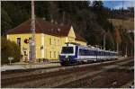 Leider Geschichte - 4020 282 als R 2960 (Mrzzuschlag-Payerbach Reichenau) beim Halt im Bahnhof Breitenstein. 
2.12.2011