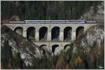 Rhapsody in Blue I - 4020 237 berquert als R 2957 (Semmering - Payerbach Reichenau) das Krausel Klause Viadukt nahe Breitenstein.
17.11.2012