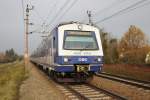 Der 4020 217-8 hat gerade den Bahnhof Korneuburg verlassen und fährt in Richtung Wien. Wie an der Zugzielanzeige ersichtlich, verkehrte der Zug an diesem Tag nur bis Wien Praterstern.
Als Fotostandpunkt diente ein öffentlicher, unbeschrankter Bahnübergang für Fußgänger etwas südlich des Bahnhofs von Korneuburg. (14.11.2014)