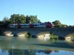 BB-Talent 4023 von Freilassing kommend nach Salzburg fhrt gerade ber die Saalachbrcke ( Grenzbrcke ) nach sterreich.