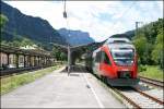 Eine etwas andere Aufnahme des 4023 005  MARKTGEMEINDE OBERALM , der am 26.06.07 als RB 5068 (S3) von Berchtesgaden Hbf nach Schwarzach St.Veit den Bahnhof Bad Reichenhall verlsst.