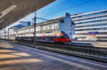 4023 004-7 wartet in Salzburg Hbf, auf die Abfahrt als S2 3061 nach Straßwalchen.