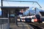 Im Nahverkehr in Vorarlberg gibt es 2 Möglichkeiten: S-Bahn (mit Halt in allen Stationen) oder Regional-Express (REX, lässt kleinere Stationen aus). In beiden Fällen kommen in erster Linie Talent-Triebzüge der BR 4024 zum Einsatz.
4024.034 verlässt am 05.01.2018 als S 1 (Zug-Nr. 5609, von Lindau Hbf nach Bludenz) die Haltestelle Dornbirn-Schoren in Richtung Feldkirch