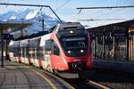 Im Nahverkehr in Vorarlberg gibt es 2 Möglichkeiten: S-Bahn (mit Halt in allen Stationen) oder Regional-Express (REX, lässt kleinere Stationen aus). In beiden Fällen kommen in erster Linie Talent-Triebzüge der BR 4024 zum Einsatz.
4024.098 wartet am 05.01.2018 als S 1 (Zug-Nr. 5660 von Bludenz nach Bregenz Hafen) in der Haltestelle Dornbirn-Schoren auf die Abfahrt in Richtung Bregenz