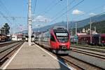 Nachschuss am Nachmittag des 01.07.2018 auf ÖBB 4024 083-0 bei der Einfahrt als REX (Landeck Zams - Innsbruck Hbf) in den Westbahnhof von Innsbruck.