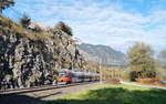 Der Bludenzer 4024 026-9 wird in wenigen Minuten den Bahnhof Jenbach erreichen, als er am 02.11.2019 als S 1 von Kufstein nach Telfs-Pfaffenhofen den idyllischen Streckenabschnitt am Innufer bei Wiesing passiert.