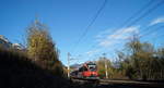 In den letzten Sonnenstrahlen des Novembertages fährt 4024 060-8 gemächlich bei Jenbach seinem Bestimmungsbahnhof Telfs-Pfaffenhofen entgegen, während die umliegende Landschaft im Tiroler Unterinntal von herbstlicher Stimmung geprägt ist (02.11.2019).