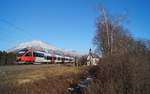 Die Tiroler S-Bahn-Linie 1 wird grundsätzlich von 4 sich pro Tag im Umlauf befindenden Triebwagengarnituren betrieben. Durch Doppelgarnituren zu den Hauptverkehrszeiten kommt es jedoch teilweise zu Umlaufwechseln. Nicht so an Sonn- und Feiertagen, wo die S1 im Unterinntal das Grundangebot des Nahverkehrs darstellt. Einer der 4 im Umlauf stehenden Triebwagen war am 29.12.2019 der Innsbrucker 4024 066-5, der bei der Hagauer Antoniuskapelle kurz vor Brixlegg als Zug 5115 Richtung Kufstein aufgenommen werden konnte.