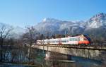 Der Dritte im Bunde der S1-Triebwagen am 29.12.2019 war der 4024 025-1. Somit stand neben zwei Tiroler und einem Kärntner auch ein Vorarlberger Triebwagen im Wochenendeinsatz zwischen Kufstein und Telfs-Pfaffenhofen, was anschaulich zeigt, wie die Talent-Triebwagen der ÖBB infolge des Upgrade-Programms momentan ungeordnet im ganzen Land verteilt sind. Kurz vor der Einfahrt in den Bahnhof Brixlegg gelang diese Gegenlichtaufnahme des 14 Jahre alten Fahrzeuges, das als Zug 5117 wieder die  Perle Tirols  ansteuerte.