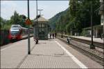 Und selbst mit einem Fahrrad berquert ein Schler die Gleise. Aufgenommen am 25.06.07. Whrenddessen fhrt 4024 072 als RB 5117 (R5117) weiter nach Innsbruck Hauptbahnhof.