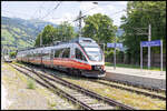 11. Juli 2024 . Eine Ente erreicht den Bahnhof Zell am See. 