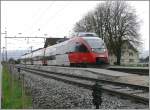 4024 004-6 nach Feldkirch steht abfahrbereit im Bahnhof Nendeln FL, der in seinem Aussehen und seiner Ausstattung eher an ein Eisenbahnmuseum erinnert.