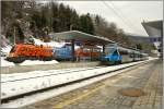 ET 4024 120  S-Bahn Steiermark  steht im Bahnhof Leoben, whrend E-Lok 1116 250  Feuerwehr  mit einem Erzzug fhrt.