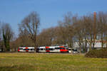 Auf dem Weg zurück nach Österreich fährt ein 4024er durch die Führlingswiesen von Lindau, 25.3.17.