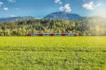 Ein 4024 fährt als S1 4260 (Lienz - Friesach) nahe Berg im Drautal vorüber.