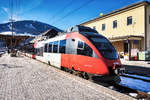 4024 124-2 wartet im Bahnhof Lienz auf die Abfahrt als S1 4244 nach Friesach.