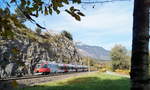  Talent mit natürlichem Bilderrahmen : Der A-ÖBB BDET 93 81 4024 082-2 ist bei Wiesing als S-Bahn der Linie 1 von Kufstein nach Telfs-Pfaffenhofen unterwegs und wird in Kürze den