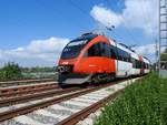 4024 017-8(BahnStore-Vöcklabruck) verlässt als REX5571 Lindau-Hbf, und der Fotograf im Vordergrund hat alles im Bild; 180908