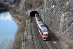 ÖBB 4024.022 hat am 30.03.2018 die Felsenau-Schlucht in Feldkirch erreicht und verschwindet gleich im Schattenburg-Tunnel in Richtung Bahnhof.