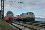 Der nach Bludenz in Lindau ausfahrende ÖBB ET 4024 081-4 begegnet den beiden auf den EC nach München wartenden 218 460-4 (Westfrankenbahn) und 218 419-0.