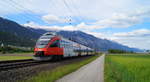 Der Ur-Talent 4024 001 fährt bei herrlicher Frühsommerstimmung bei Vomp als S2 nach Jenbach an einem Getreidefeld vorbei in Richtung Schwaz, 18.05.2019.