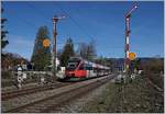 Der ÖBB ET 4024 099-6 passiert die Einfahrsignale von Lindau Reutin und erreicht in Kürze sein Ziel Lindau Hbf.